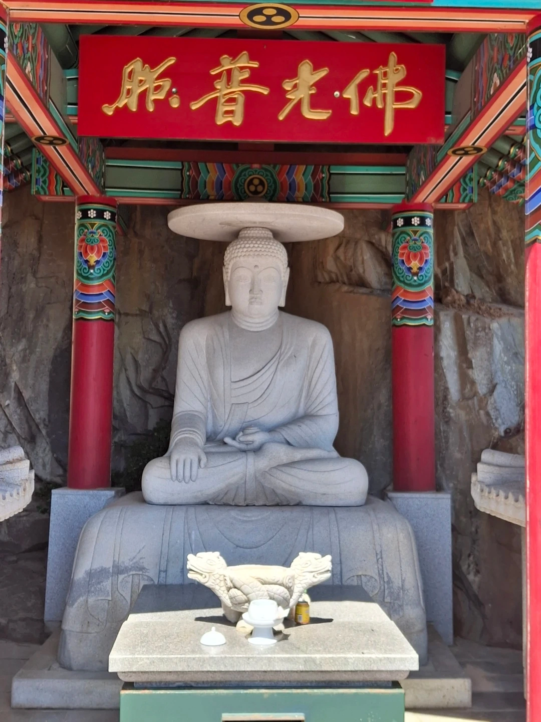 경내 노란 전각 옆 석불상